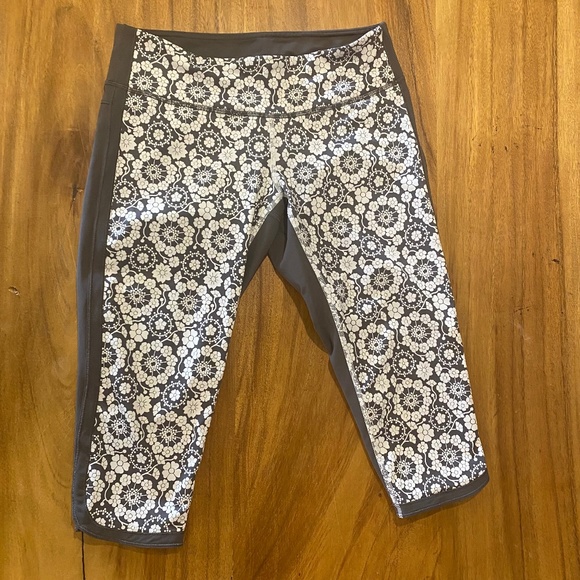 lululemon athletica Pants - LULULEMON flower geometrical capri pants